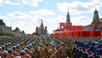 FOTO a VIDEO: Vojenská prehliadka na Červenom námestí v Moskve