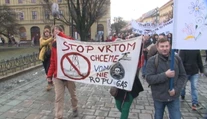 Východniari sa proti ťažbe ropy búria. Ropní magnáti pred nimi museli utekať