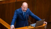 Hnutie Slovensko sa pre nákup rukavíc na rezortoch obrany a vnútra obráti na ÚVO