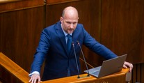 Hnutie Slovensko sa pre nákup rukavíc na rezortoch obrany a vnútra obráti na ÚVO