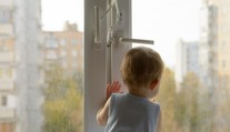 VIDEO: Opitá matka spala, život dcéry visel na vlásku. Muži chytili do deky dievčatko padajúce z piateho poschodia