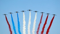 Faux pas na oslave Dňa dobytia Bastily: Jedno z lietadiel vypustilo nesprávnu farbu