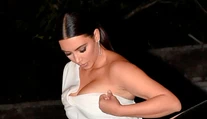 Hups. Kim vykypeli prsia z obtiahnutého korzetu