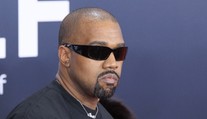 Kanye West po príspevkoch o Hitlerovi a židoch opäť šokuje. Stiahol z predaja všetko, okrem trička so svastikou