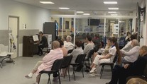 Snažia sa im spríjemniť náročné chvíle. Pacientom v Národnom onkologickom ústave robí v čakárni radosť hudba