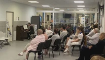 Snažia sa im spríjemniť náročné chvíle. Pacientom v Národnom onkologickom ústave robí v čakárni radosť hudba