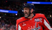 Komisár NHL ďakuje, dlhoročný rival skladá klobúk a Gretzky je vďačný. Svet reaguje na Ovečkinov majsterštych