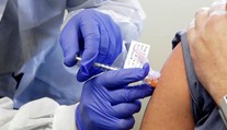 Proti koronavírusu je už plne zaočkovaná polovica populácie EÚ