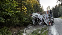 Vodič skončil s betónovou zmesou mimo cesty. Za volant si sadol poriadne opitý
