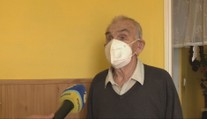 Susedov obťažuje spevom a hlasným rádiom. Senior z Veľkých Kapušian sa odmieta vysťahovať z mestského bytu