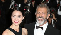 Mel Gibson po šesťdesiatke opäť otcom. Mladučká priateľka mu porodila deviate dieťa