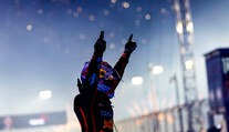GALÉRIA: McLaren pokazil stratégiu a Verstappen to využil. V Katare sa opäť zdramatizoval boj o titul