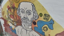 Škaredú stenu v centre slovenského mesta premenili na umelecké dielo. Každý jej detail má svoj význam