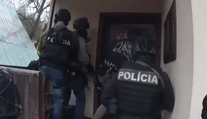 VIDEO: Polícia zadržala členov drogového gangu. Dvoch zatkla priamo vo varni pervitínu