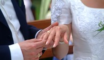 Nemajú vlastné bývanie či dostatok peňazí. Zisťovali sme, prečo sa mladí Slováci sobášia menej