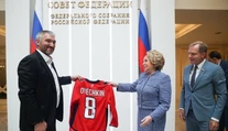 Ovečkin sa po sezóne stretáva s politikmi Putinovho režimu. Hašek s reakciou dlho nečakal