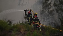 Požiare naďalej pustošia Francúzsko a Španielsko. Evakuovať museli už 335-tisíc ľudí
