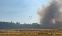 Oheň pri Opave sa šíri lesom aj poľami. Na pomoc povolali vrtuľníky aj veľkokapacitné cisterny