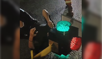 VIDEO: Mužovi sa po páde z motorky zakliesnila hlava v semafore. Bizarná nehoda baví sociálne siete