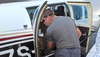 Hororový let v Afrike: Pilot, pod ktorého sedadlom sa usalašil jedovatý had, vyriešil situáciu ukážkovo