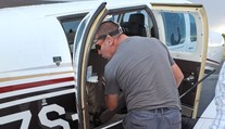 Hororový let v Afrike: Pilot, pod ktorého sedadlom sa usalašil jedovatý had, vyriešil situáciu ukážkovo