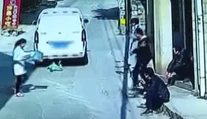 VIDEO: Nepozorná matka takmer prišla o syna. Dieťa vbehlo pod dodávku