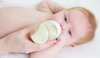 Poplach okolo dojčenského mlieka. 16 podozrení na otravu, rodičia opisujú nečakané krvácanie u detí