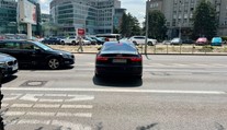 VIDEO: Ministerská limuzína prešla cez protismer a plné čiary. Podľa rezortu neporušila predpisy