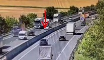 Šokujúce video z D1: Vodič v plnej rýchlosti vpálil do cestárov. „Už sa spamätajte,“ odkazuje polícia