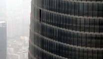 Dráma. Zo 76. poschodia mrakodrapu vypadol sklenený panel