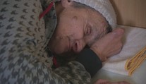 Pani Eva žije na ulici už 10 rokov. Všetko čo má, sa zmestí do malého kufríka