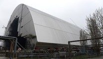 Nebezpečenstvo z Černobyľu. Štít, ktorý zakrýva elektráreň, má prepúšťať radiáciu a treba ho vymeniť