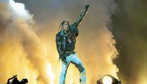 Travis Scott vyvolal na festivale šialenstvo, zomrelo osem ľudí