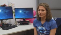 Počas týždňa pracuje ako výskumníčka, no vo voľnom čase skáče z lietadla. Tvrdí, že bez parašutizmu to už nejde