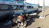 V Poľsku sa zrazil rýchlik Pendolino s nákladným autom, 15 ľudí hospitalizovali