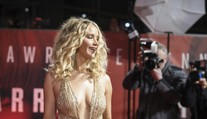 Jennifer Lawrence vytasila svoje zbrane. Dekolt jej musela strážiť asistentka