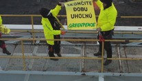 Aktivisti Greenpeace, ktorí vyliezli na ťažobnú vežu v Novákoch, sú nevinní