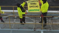 Aktivisti Greenpeace, ktorí vyliezli na ťažobnú vežu v Novákoch, sú nevinní