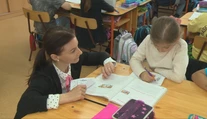 Školy sa sťažujú, že nedostanú toľko asistentov učiteľa, koľko im treba. Podľa odborníkov systém treba nastaviť inak