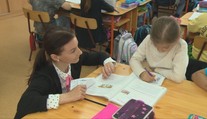 Školy sa sťažujú, že nedostanú toľko asistentov učiteľa, koľko im treba. Podľa odborníkov systém treba nastaviť inak