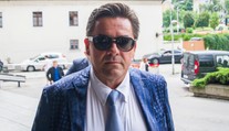 Kočnera stíha polícia aj pre vydieranie novinára Valčeka