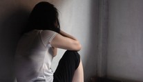 Zverstvo najhrubšieho zrna: Matka mala väzniť dcéru ako zviera a ponúkať ju na sex za vodku