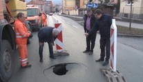 Ďalšia rana pre ťažko skúšaný Prešov: Na hlavnom ťahu sa prepadla cesta