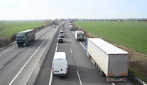 Chcete míňať menej za benzín či naftu? Zmeňte tento návyk pri šoférovaní