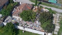 V Hurbanove začali upratovať 85 ton odpadu z dvora domu. Jeho obyvatelia sa len prizerali