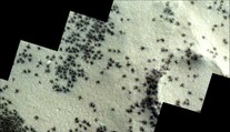 Vesmírna sonda odfotila na Marse záhadné útvary, ktoré pripomínajú húf obrovských pavúkov