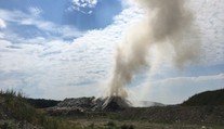 Požiar skládky v Dubovej dostali hasiči pod kontrolu