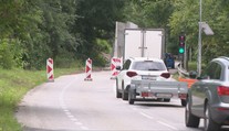 Po vyše roku sa Devínska cesta konečne opraví, vodiči však zažijú náročné dopravné týždne. Platiť budú obmedzenia