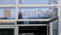Polial ju benzínom a zahodil cigaretu, zabiť ju vraj nechcel. Slováka v Česku odsúdili na 15 rokov