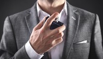 Toaletná voda svetoznámeho módneho návrhára má veľký problém. Môže znížiť plodnosť a podráždiť pokožku